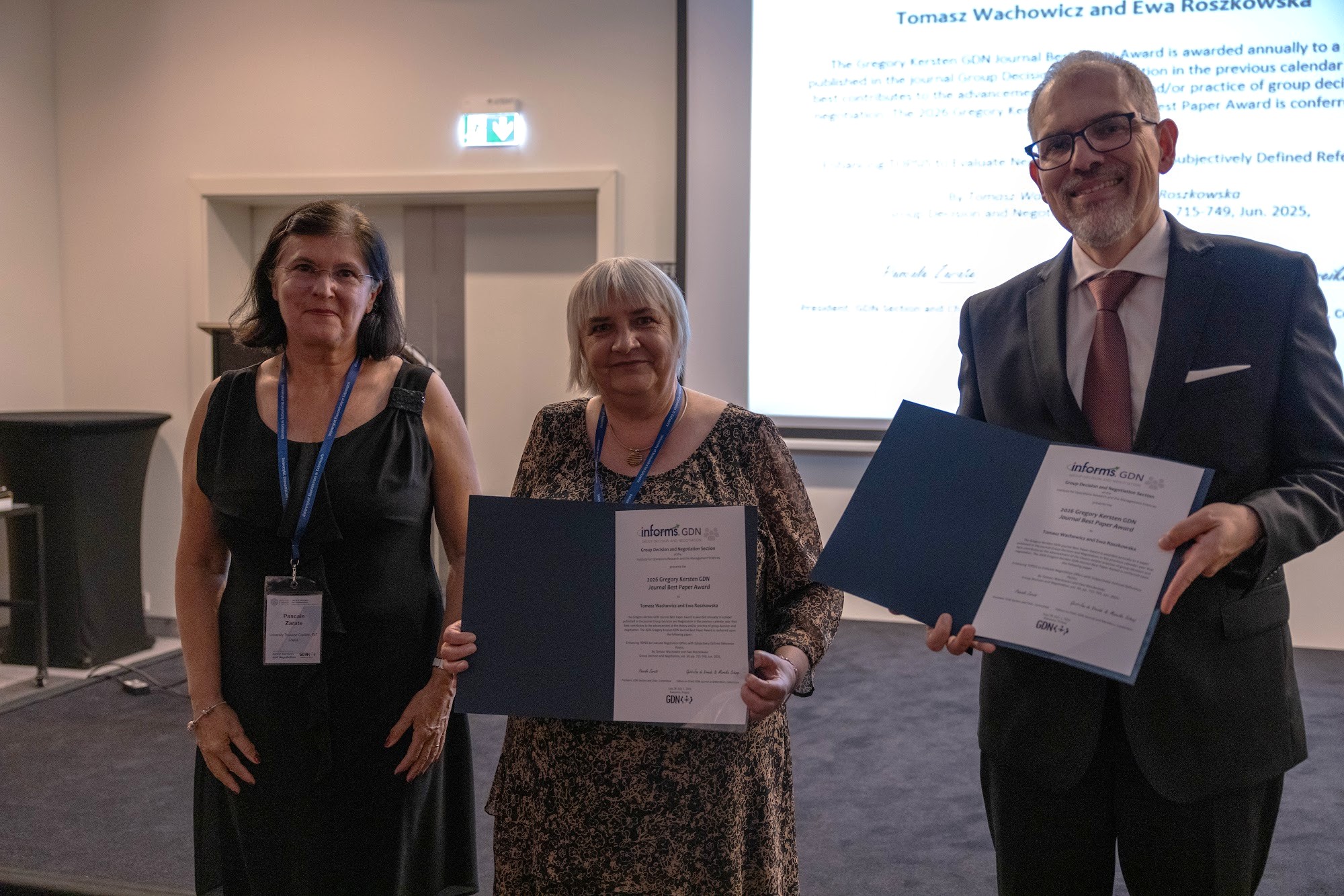 Prof. Wachowicz and Prof. Roszkowska receiving the Gregory Kersten GDN Journal Best Paper Award